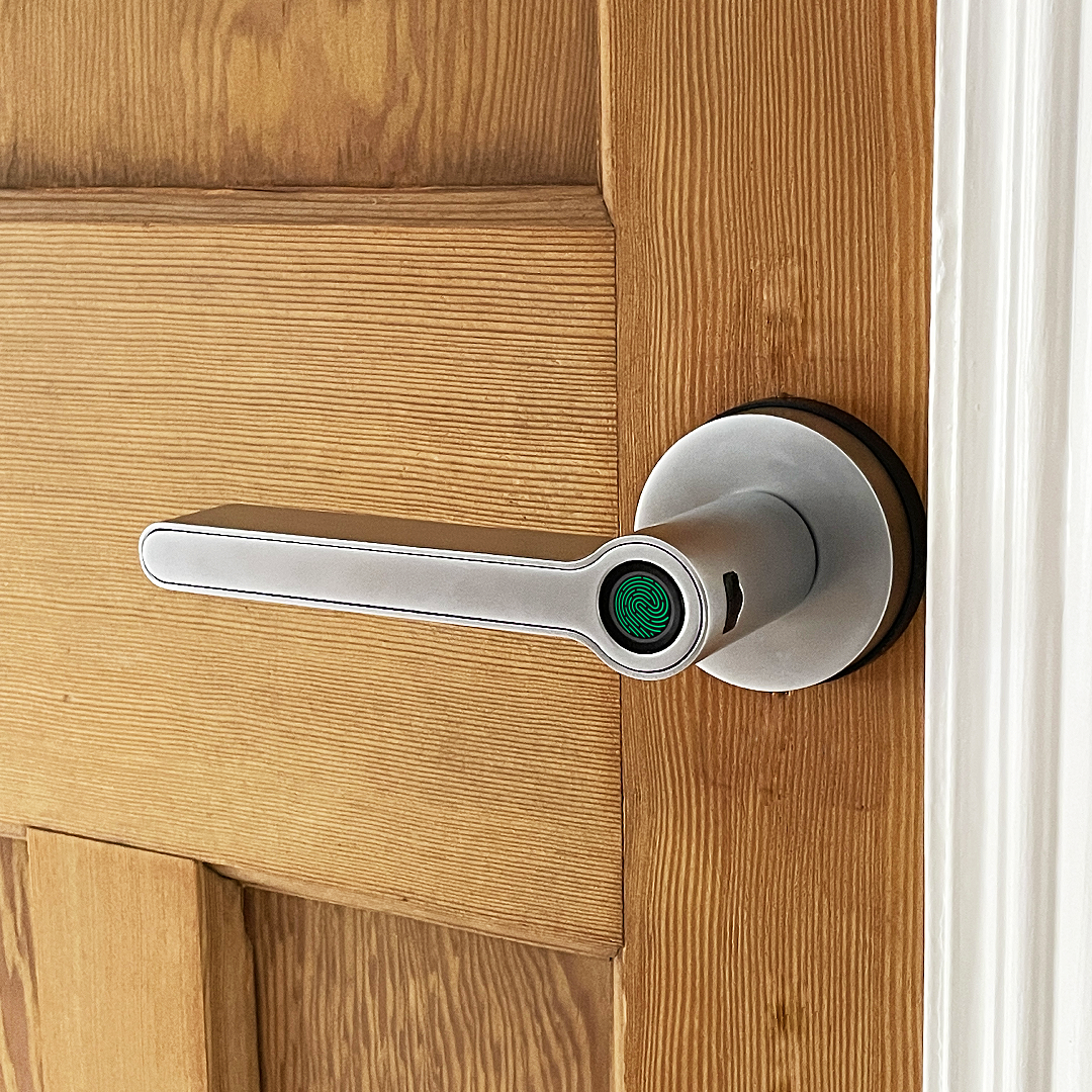 Blusafe ブリーズ ローズ サテン クローム - Blusafe 指紋認証内部ドアロック、生体認証スマートドアハンドル、指紋 50 個、バックアップキー 2 個、HMO/学生寮、寝室、ホームオフィスロック (ローズ、サテンクローム)